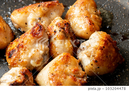 鶏肉(ぼんじり･テール)をフライパンで焼く。(塩こしょう焼き) 103204478