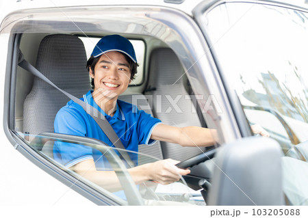 トラックを運転する若い男性ドライバー トラックを運転する若い男性ドライバー 103205088