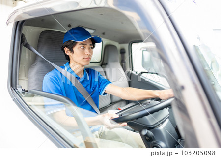 トラックを運転する若い男性ドライバー トラックを運転する若い男性ドライバー 103205098