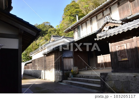 南越前町　河野北前船主通りの北前船主の館・右近家前 103205117