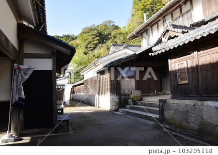 南越前町 河野北前船主通りの北前船主の館・右近家前と新緑 南越前町 河野北前船主通りの北前船主の館・右近家前と新緑 103205118