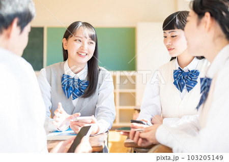 女子高生　スマホ　男子高校生 103205149