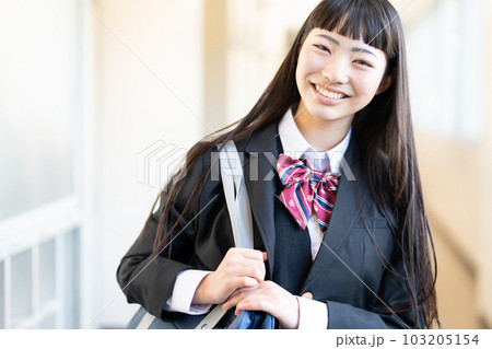 制服姿の女子高校生 103205154