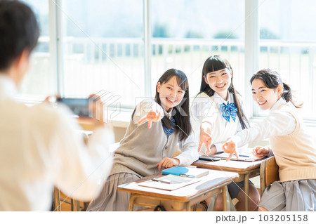 教室でスマホで写真を撮る女子高生 教室でスマホで写真を撮る女子高生 103205158