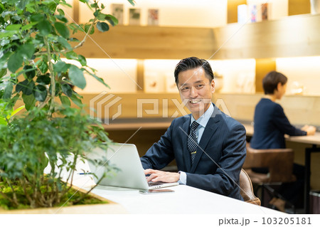 ビジネスマン ミドル オフィス ビジネスマン ミドル オフィス 103205181