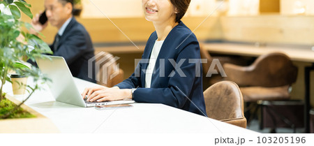 ビジネスウーマン　ミドル女性 103205196