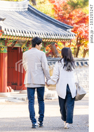 旅行　若いカップル 103205247