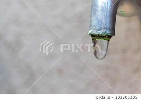 古い水道管の先端から垂れ落ちそうな水 古い水道管の先端から垂れ落ちそうな水 103205305