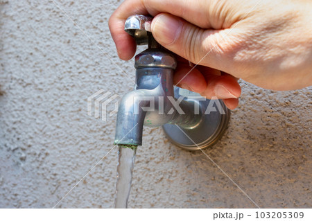 蛇口をひねって水を出す 103205309