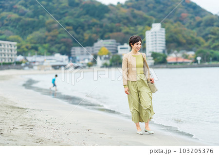 海辺を歩くミドルの女性 海辺を歩くミドルの女性 103205376