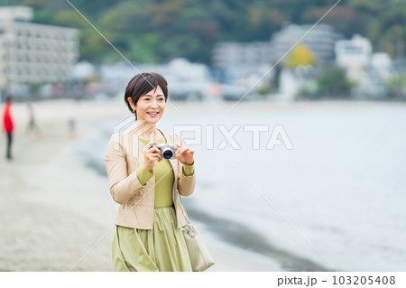 観光で写真を撮るミドル女性 観光で写真を撮るミドル女性 103205408