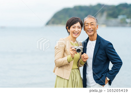 旅行をするミドルカップル 103205419