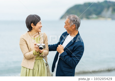 旅行するシニア夫婦 103205429