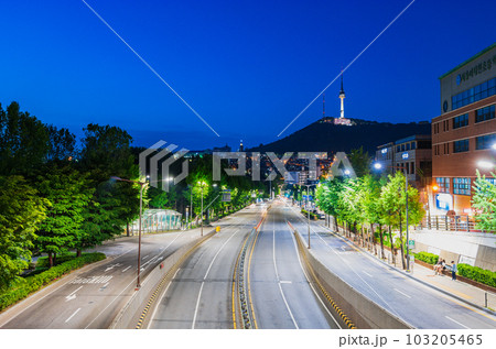 ソウル ライトアップされたNソウルタワーと緑莎坪大路 ソウル ライトアップされたNソウルタワーと緑莎坪大路 103205465