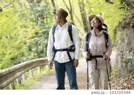 トレッキングする2人 103205484