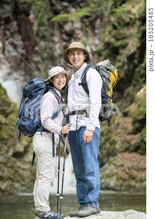 休憩する2人 103205485