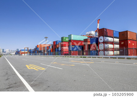 休日の品川コンテナ埠頭のガントリークレーンとコンテナ　 103205900