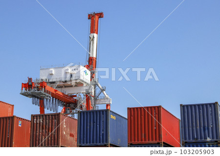 品川コンテナ埠頭のガントリークレーンとコンテナ 品川コンテナ埠頭のガントリークレーンとコンテナ 103205903