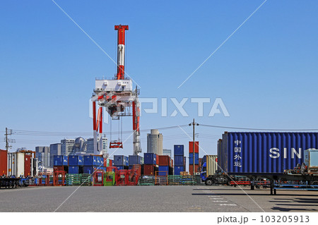 品川コンテナ埠頭のガントリークレーンとコンテナ 品川コンテナ埠頭のガントリークレーンとコンテナ 103205913