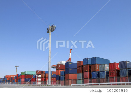 品川コンテナ埠頭のガントリークレーンとコンテナ 103205916