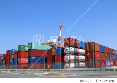 品川コンテナ埠頭のガントリークレーンとコンテナ 103205920