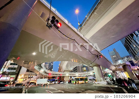 渋谷駅東口歩道橋と首都高の高架橋 渋谷駅東口歩道橋と首都高の高架橋 103206904