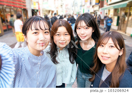 街中で自撮りする4人の女性達の写真素材 [103206924] - PIXTA