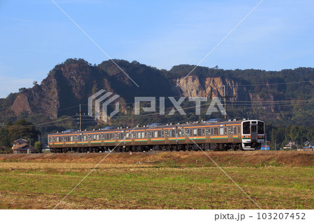 岩船山と両毛線211系電車(4両編成) 岩船山と両毛線211系電車(4両編成) 103207452