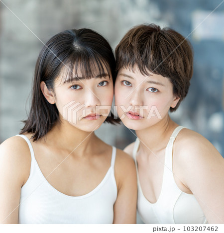 鏡を見ている若い女性 103207462