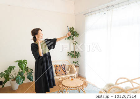 スマホを持って撮影をする女性の写真 スマホを持って撮影をする女性の写真 103207514