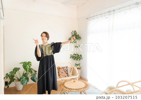 スマホを持って撮影をする女性の写真 スマホを持って撮影をする女性の写真 103207515