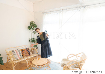 スマホを持って撮影をする女性の写真 スマホを持って撮影をする女性の写真 103207541