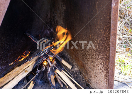 薪ストーブの中でゆらめく炎 薪ストーブの中でゆらめく炎 103207848