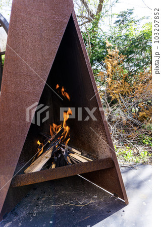 薪ストーブの中でゆらめく炎 薪ストーブの中でゆらめく炎 103207852