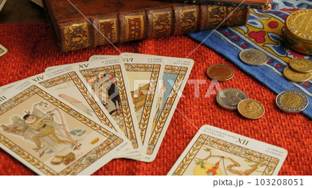 赤いクロスの上のさまざまなタロットカード 103208051