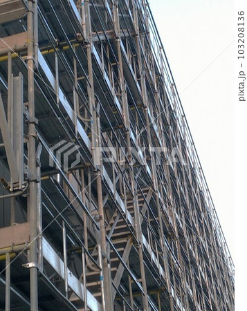 建設・修繕に欠かせない「マンションなどの建築足場」 建設・修繕に欠かせない「マンションなどの建築足場」 103208136