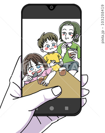 スマホに映ったチョコアイスを食べるお母さんと子ども達(白ふちあり) スマホに映ったチョコアイスを食べるお母さんと子ども達(白ふちあり) 103208419