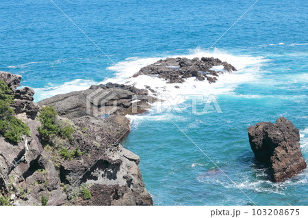 青い海白い波伊豆半島下田綺麗な海岸風景 青い海白い波伊豆半島下田綺麗な海岸風景 103208675
