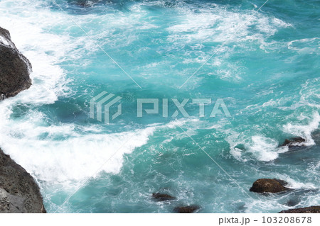 青い海白い波伊豆半島下田綺麗な海岸風景 青い海白い波伊豆半島下田綺麗な海岸風景 103208678