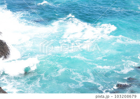 青い海白い波伊豆半島下田綺麗な海岸風景 103208679