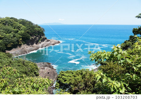 青い海白い波伊豆半島下田綺麗な海岸風景 青い海白い波伊豆半島下田綺麗な海岸風景 103208703