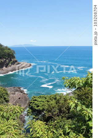 青い海白い波伊豆半島下田綺麗な海岸風景 青い海白い波伊豆半島下田綺麗な海岸風景 103208704