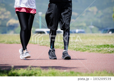公園でランニングする若いカップルの足元 公園でランニングする若いカップルの足元 103209539