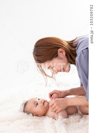 スキンシップをとる赤ちゃんとママ　baby 103209782