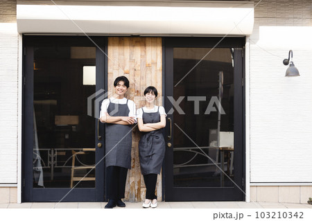 カフェで働く男女 カフェで働く男女 103210342