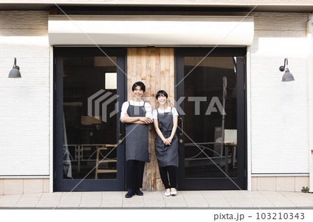 カフェで働く男女 103210343