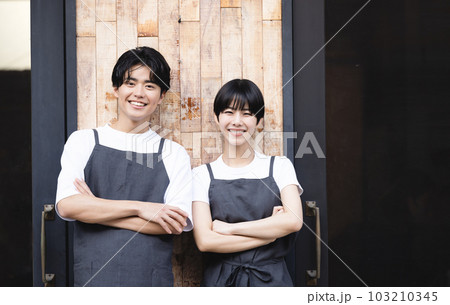 カフェで働く男女 カフェで働く男女 103210345