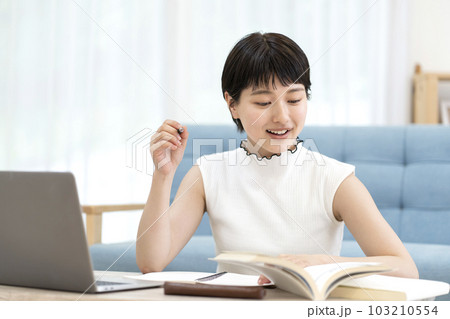 勉強をする若い女性 大学生　高校生 103210554