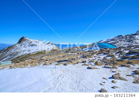 冬の長野県 木曽駒ヶ岳の山小屋(宝剣山荘)の付近から南東側(伊那前岳など)を見る 冬の長野県 木曽駒ヶ岳の山小屋(宝剣山荘)の付近から南東側(伊那前岳など)を見る 103211364
