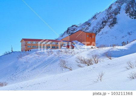 冬の長野県駒ヶ根市 千畳敷カールからホテル千畳敷、ロープウェイ駅方面を見る 冬の長野県駒ヶ根市 千畳敷カールからホテル千畳敷、ロープウェイ駅方面を見る 103211368